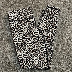 Zyia Leopard Butt scrunch 7/8 leggings